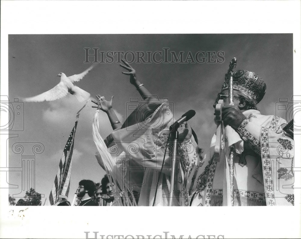 Press Photo Religious People Release Dove - RSH17547 - Historic Images