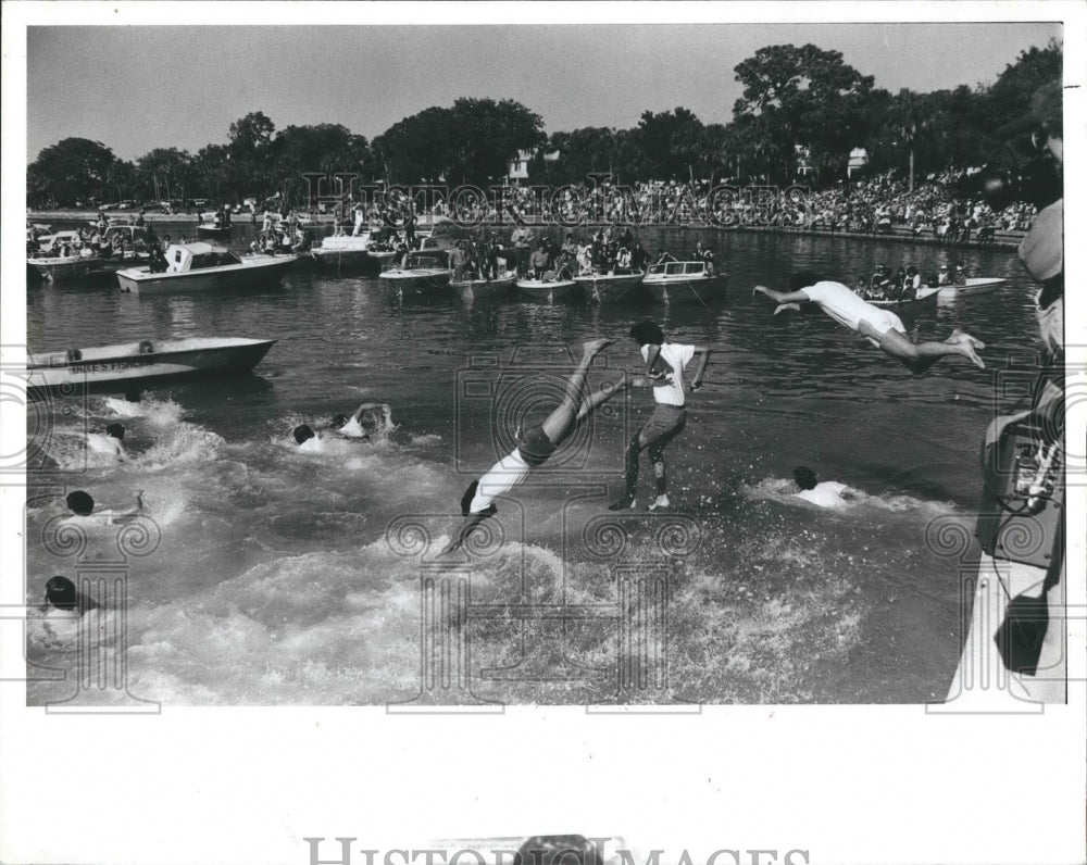 1980 Press Photo Greek Men Dive For Cross Thrown By Archbishop - Historic Images