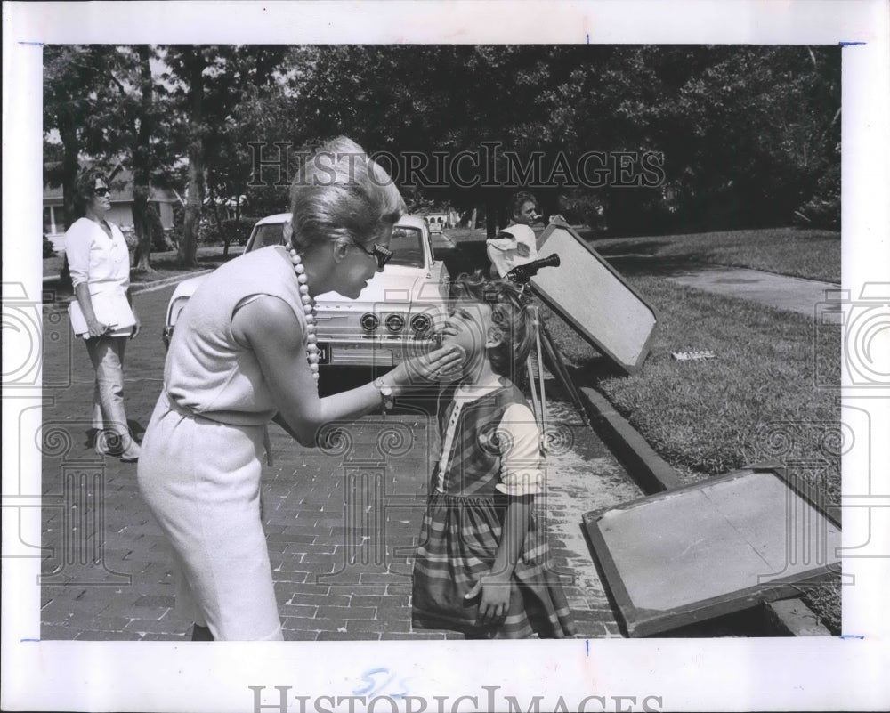 1964 Press Photo Hair And Make-Up Stylist Powders Res Talor Actress Face - Historic Images