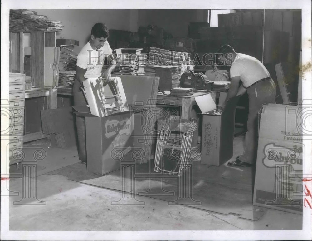 Press Photo Baby Butlers High Chair Assembly Thomas LaRosa John Carter - Historic Images