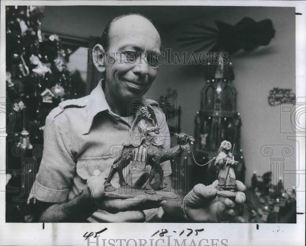 1977 Press Photo Mr. Harry Kreissig Displays His Uncle&#39;s Handcrafted Nativity - Historic Images