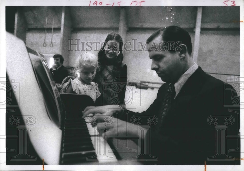 1973 Press Photo Children Watch Joseph Krienes As He Plays The Celeste - Historic Images