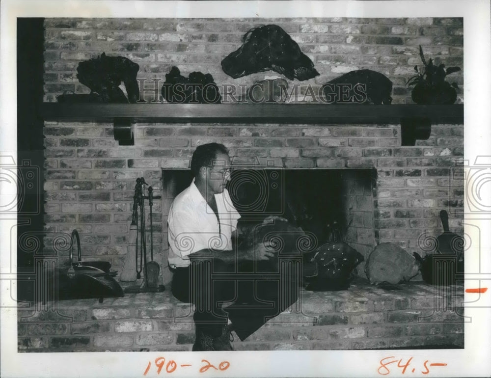 1975 Press Photo Wally Howe Works With Handmade Driftwood Clock - Historic Images