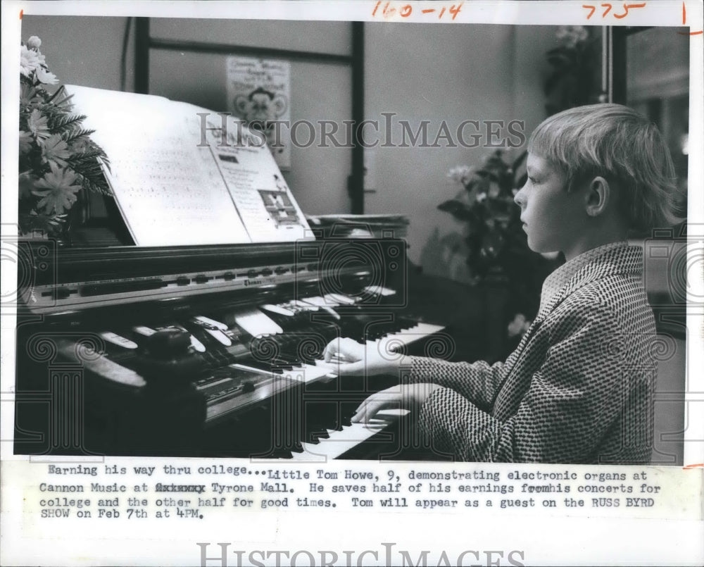 1975 Press Photo Tom Howe Plays Electronic Organ - Historic Images