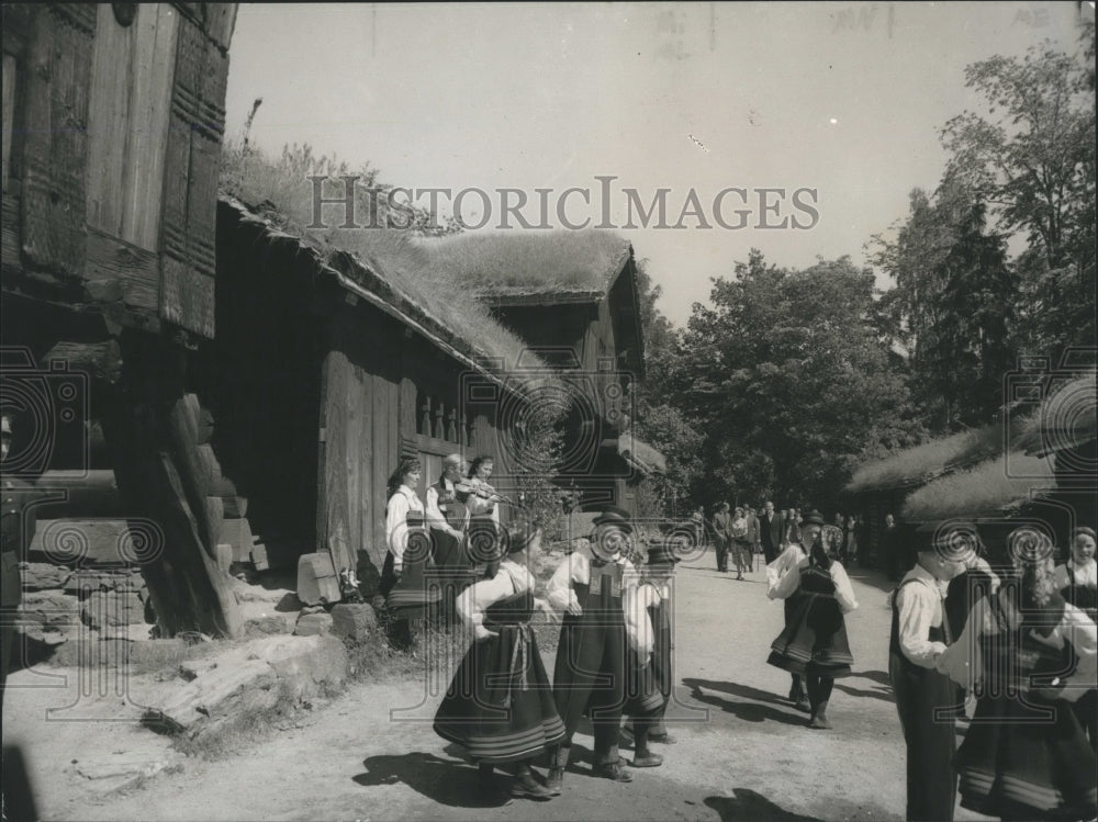 1988 Press Photo Children At the Norwegian Folk Museum in Oslo - RSH17767 - Historic Images