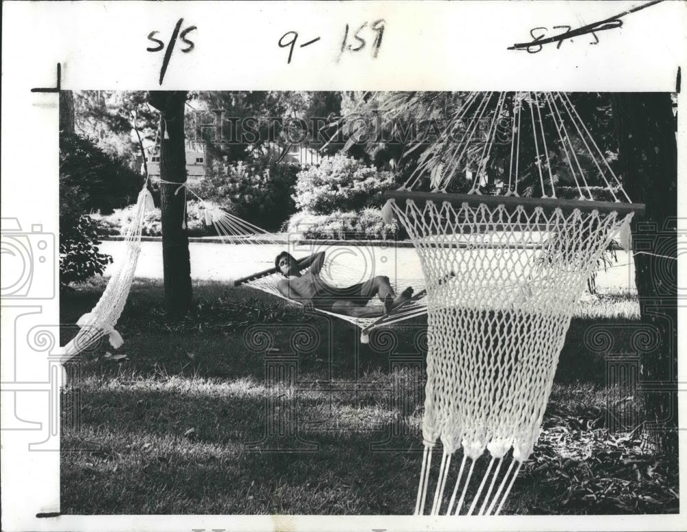 1977 Press Photo Jay Best Relaxes in Self-Designed Hammock - Historic Images