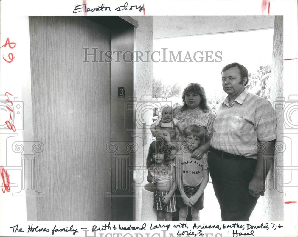 1984 Press Photo Holmes Family Poses With Non Working Problematic Elevator - Historic Images