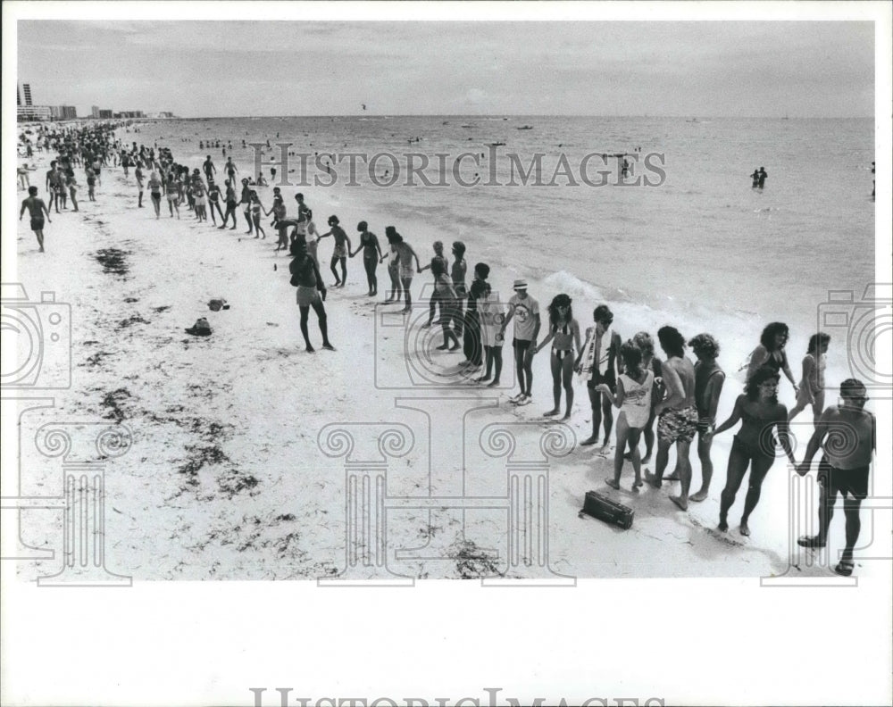 1986 Press Photo Hands Along Shore - Historic Images