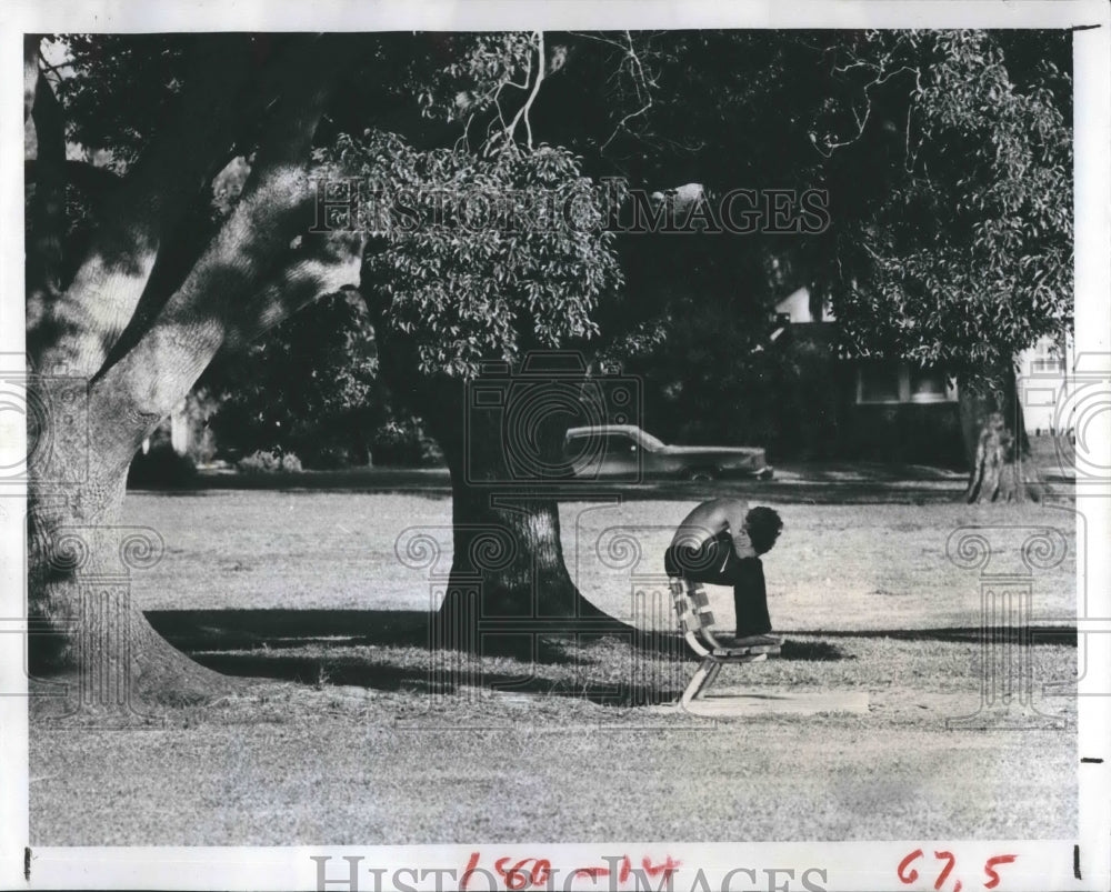 1980 Press Photo Cresent Lake Lonely Man - Historic Images