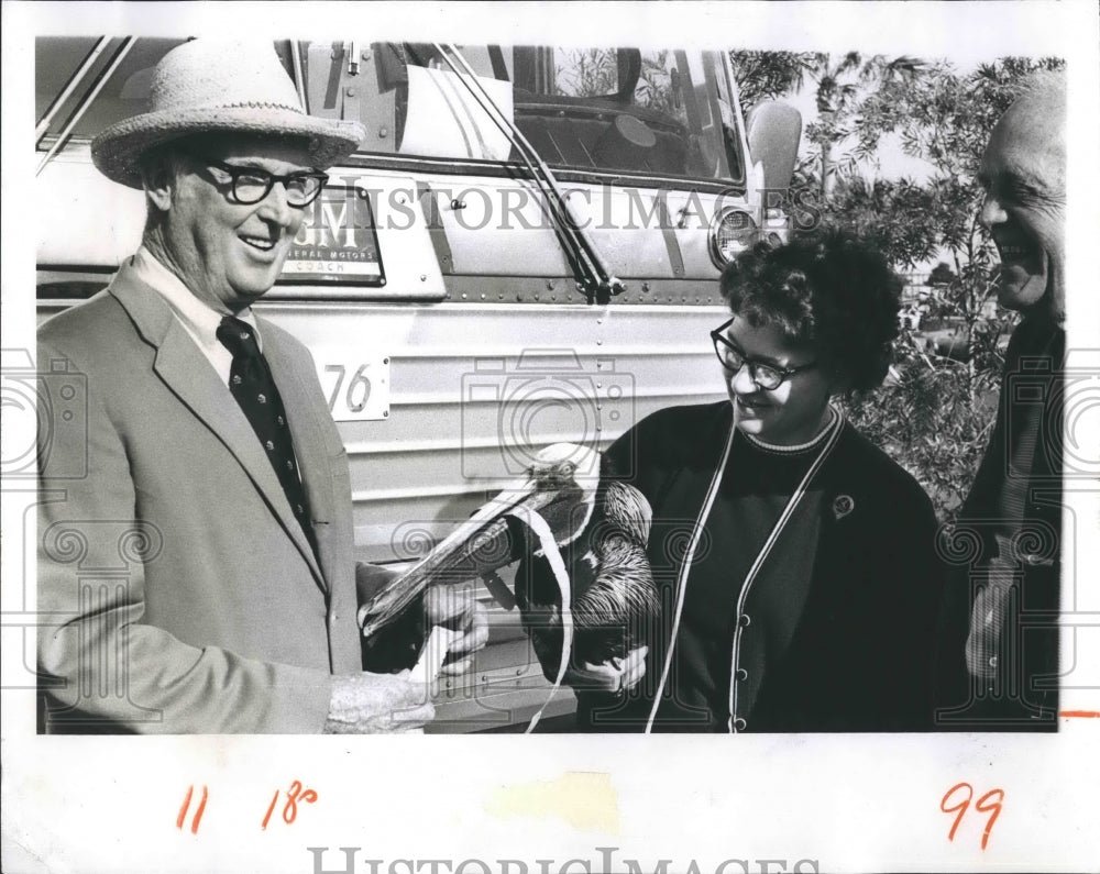 1974 Press Photo Sam Gibbon &amp; Pam Stewart With Pelican at Longboat Key - Historic Images