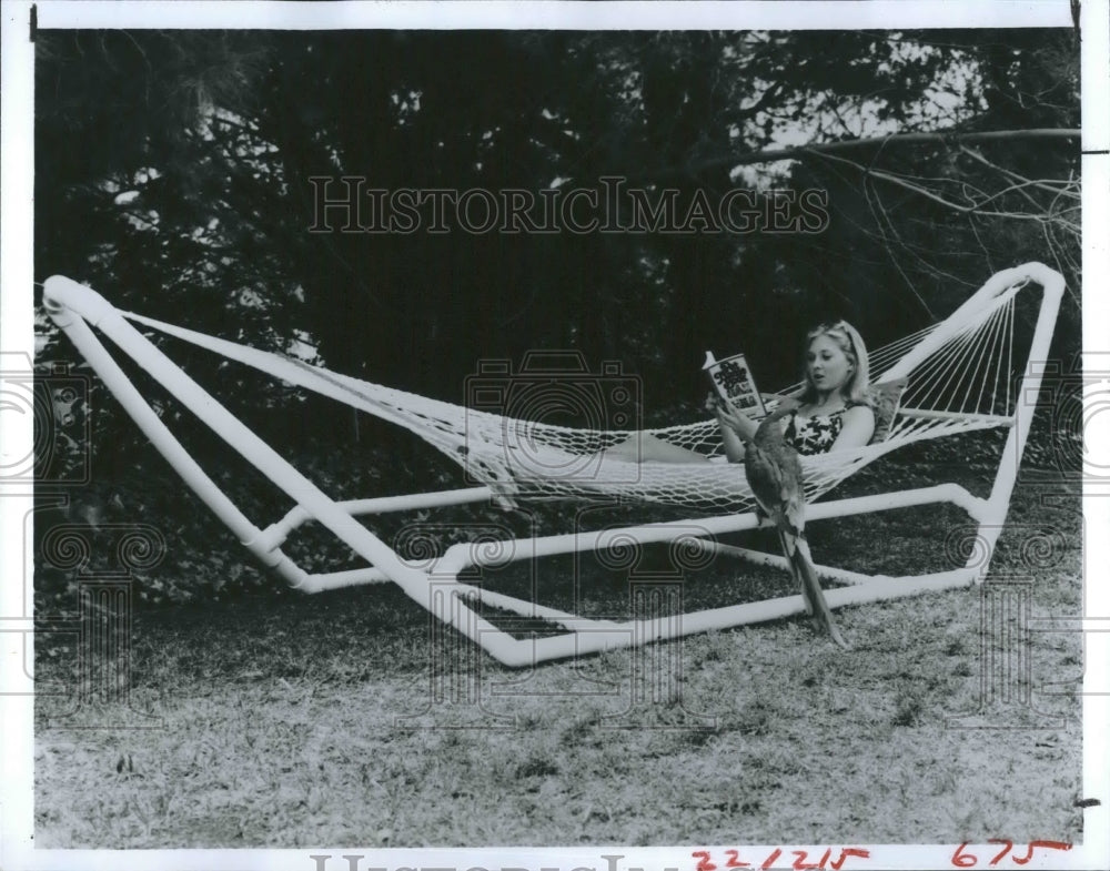 1981 Press Photo Relaxing in the hammock - Historic Images