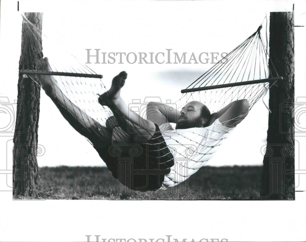 1989 Press Photo John Sparling relaxing in the hamock - Historic Images