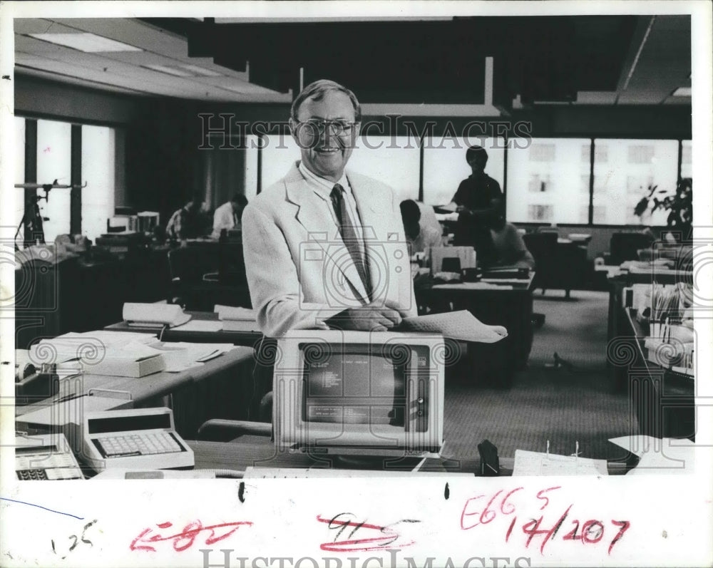 1986 Press Photo Pictured is bond dealer William R. Hough. - Historic Images