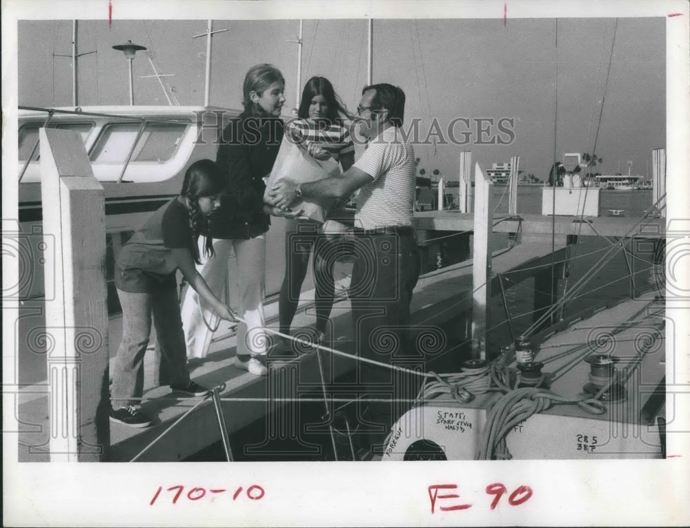 1972 Press Photo Wlliam R. Hough is pictured with the crew of the Celerity II. - Historic Images