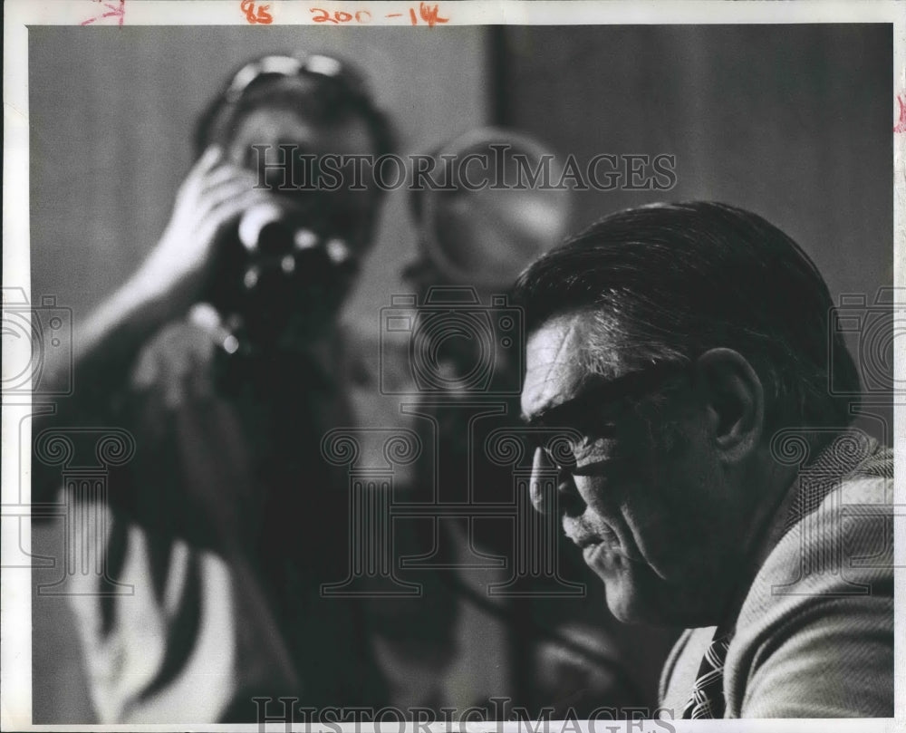 1974 Press Photo Mayor Everett Hougen Makes Announcements at Press Conference - Historic Images