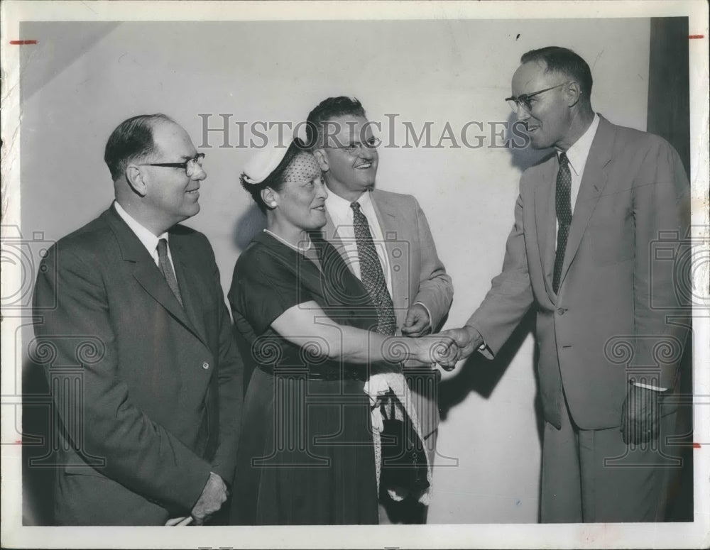 Press Photo Paul Hortin Greets Guests - RSH17991 - Historic Images