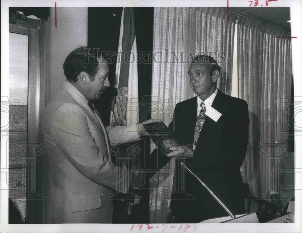 1972 Press Photo Carl Hornsby Honored With Plaque and Check - Historic Images