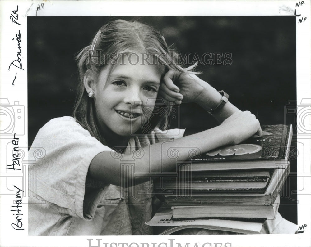 1986 Press Photo Brittany Horner Presents Board Proposal For New School Naming - Historic Images