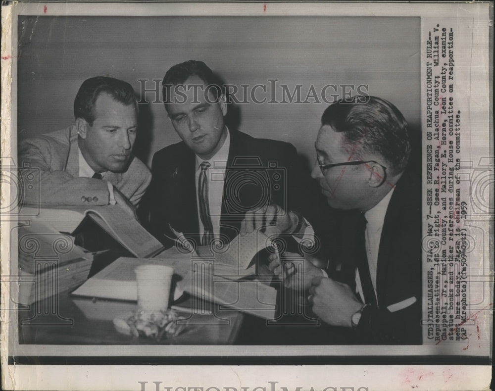 1959 Press Photo Mallory Horne 2 other county Reps, examine Statue books - Historic Images