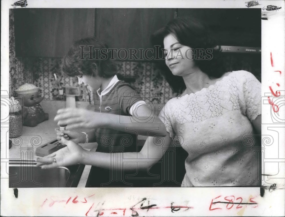 1982 Press Photo Lori Horne (Diabetic) Tests Mother&#39;s Blood With Glucometer. - Historic Images