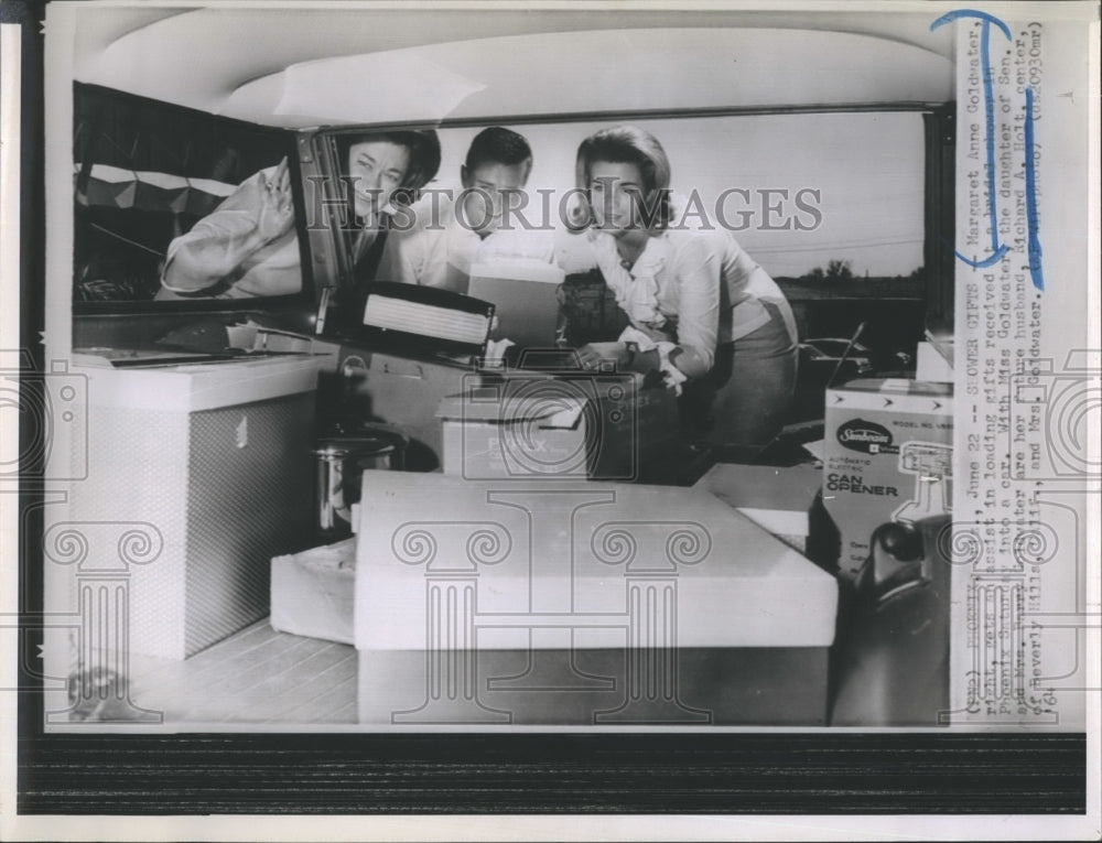 1964 Press Photo Margaret Goldwater &amp; Fiancee Richard Holt Get Help With Gifts - Historic Images