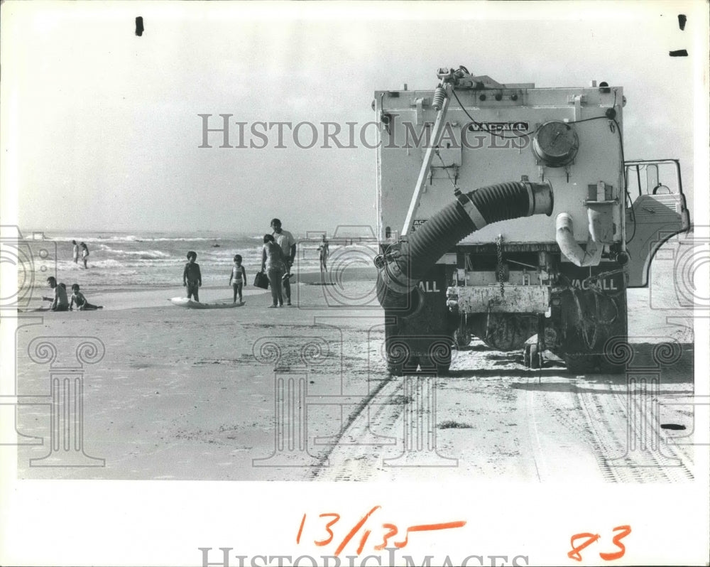 1979 Press Photo Vacuum Truck to suck up oil from the beach. - RSH18085 - Historic Images