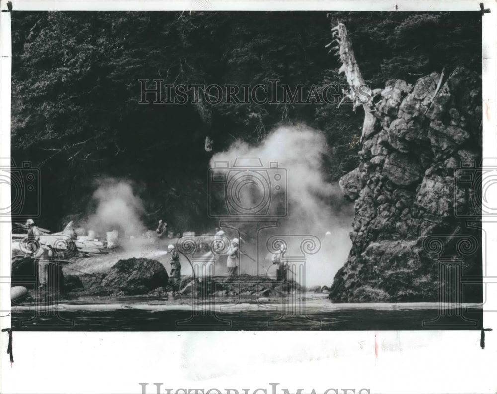 1989 Press Photo Crews Clean Up Oil in Prince William&#39;s Sound - RSH18087 - Historic Images