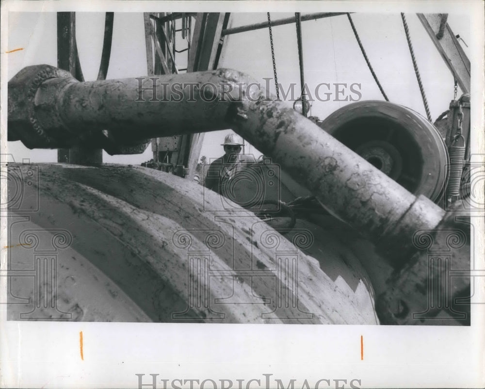 1969 Press Photo Man at Work on Oil Well - Historic Images