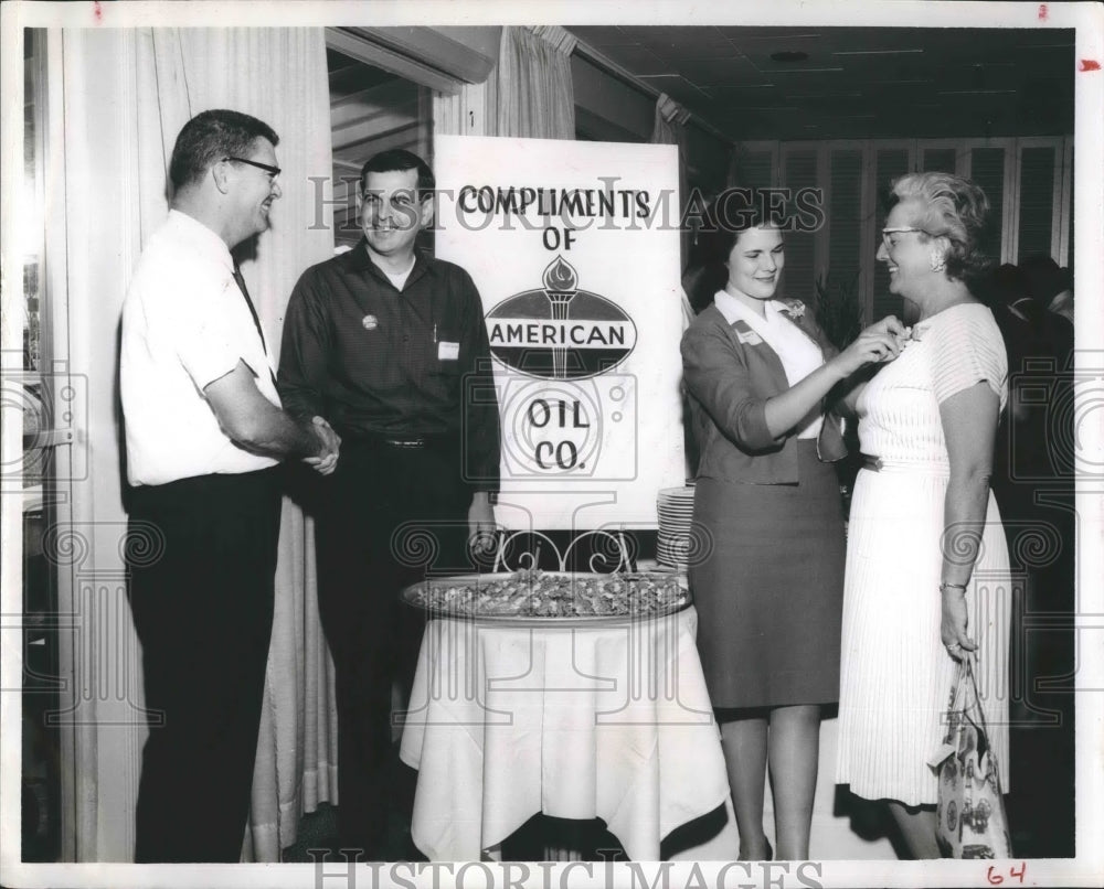 1963 Press Photo Mr. &amp; Mrs. Stan Patrick Greet Mr. &amp; Mrs. Lowell Johnston - Historic Images