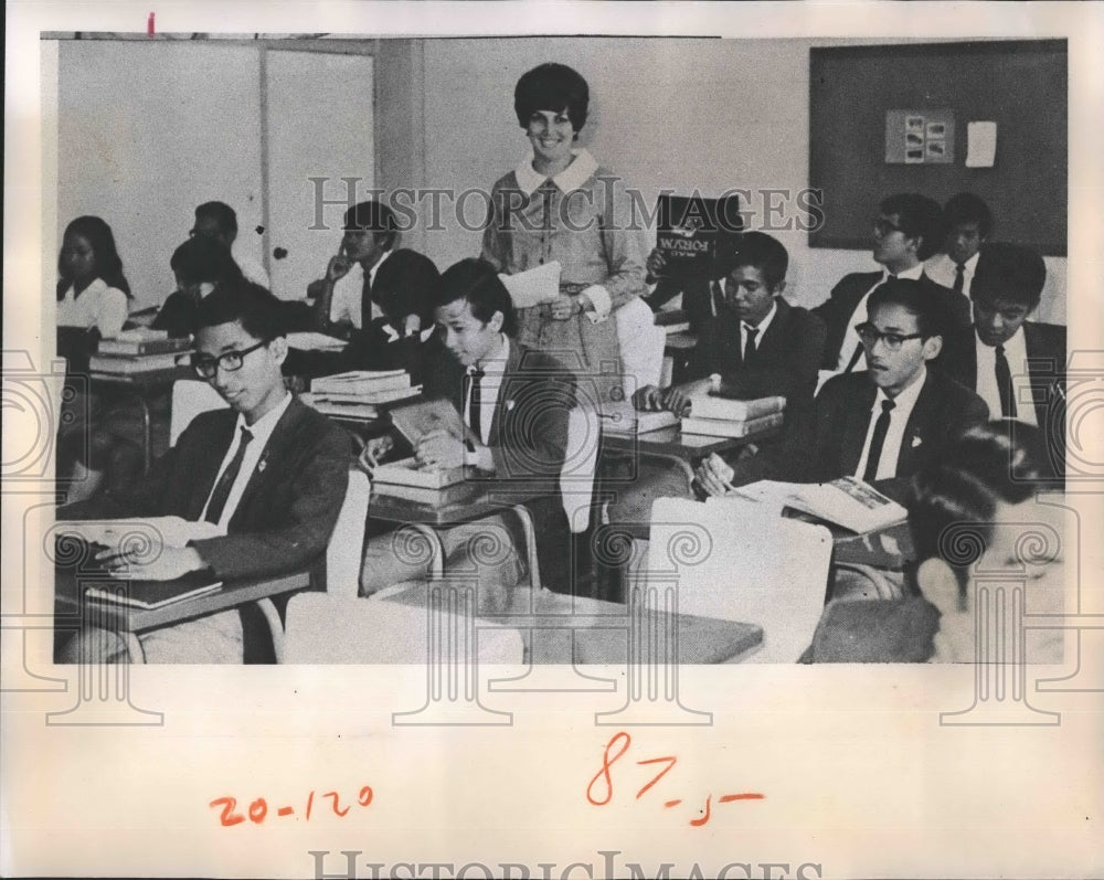 1969 Press Photo English teacher Judy Sedgeman &amp; class at Christ the King HS - Historic Images
