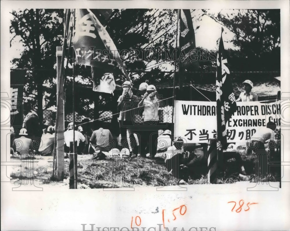 1970 Press Photo Protestors Riot In Front Of Mercy Army Post In Okinawa Japan - Historic Images