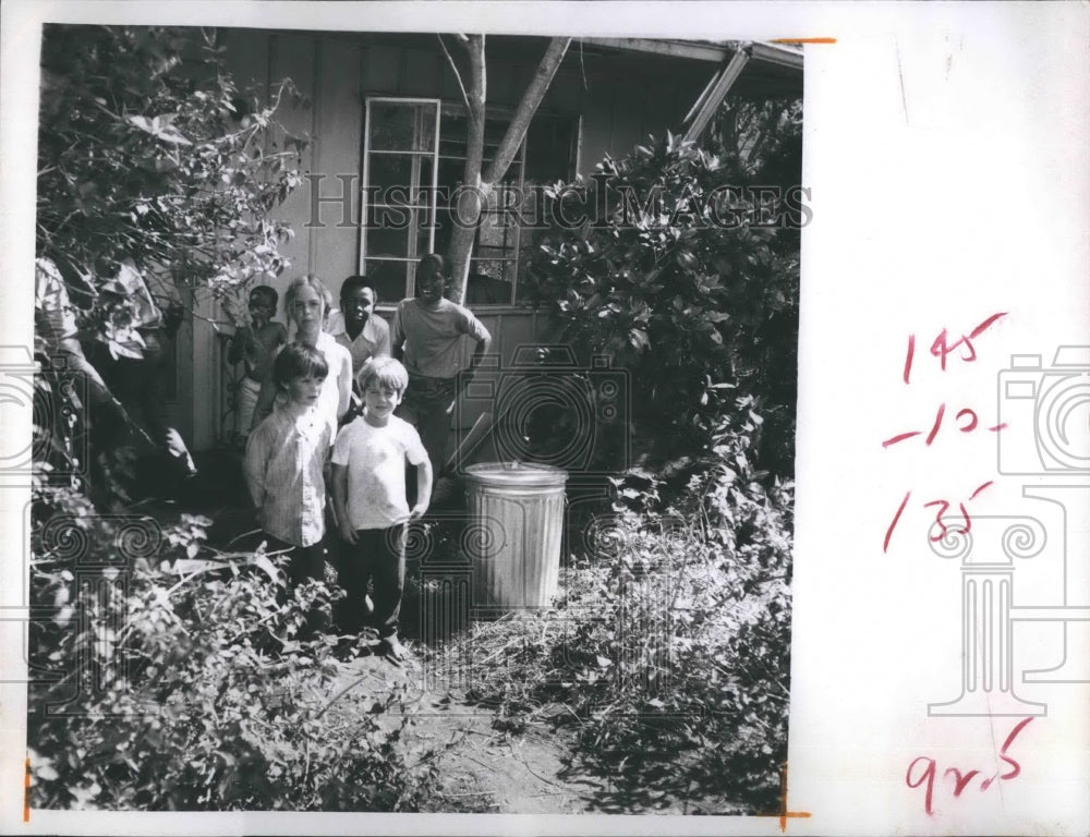 1971 Press Photo Three Holly kids in front of their house with their neighbors - Historic Images