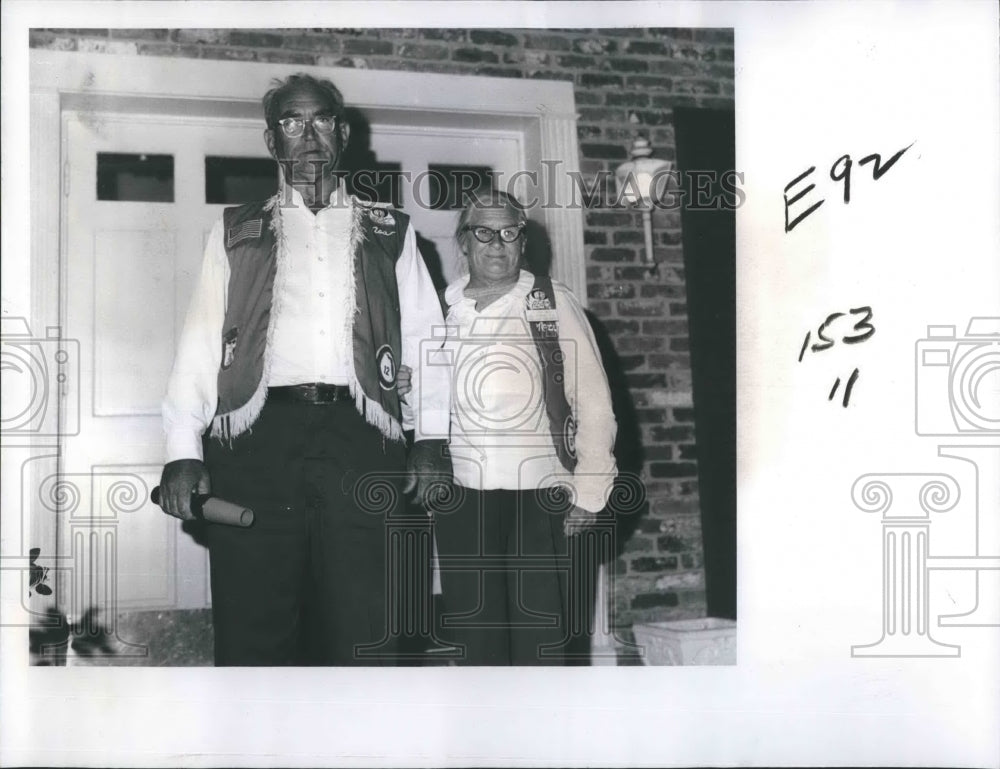 1977 Press Photo Martha and Asa Holly, Members of Coast Guard REACT Stand Guard - Historic Images