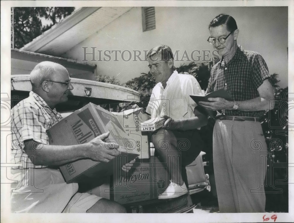 1961 Press Photo William Holloway, William Ritchie, L. Drake Deliver Cigarettes - Historic Images