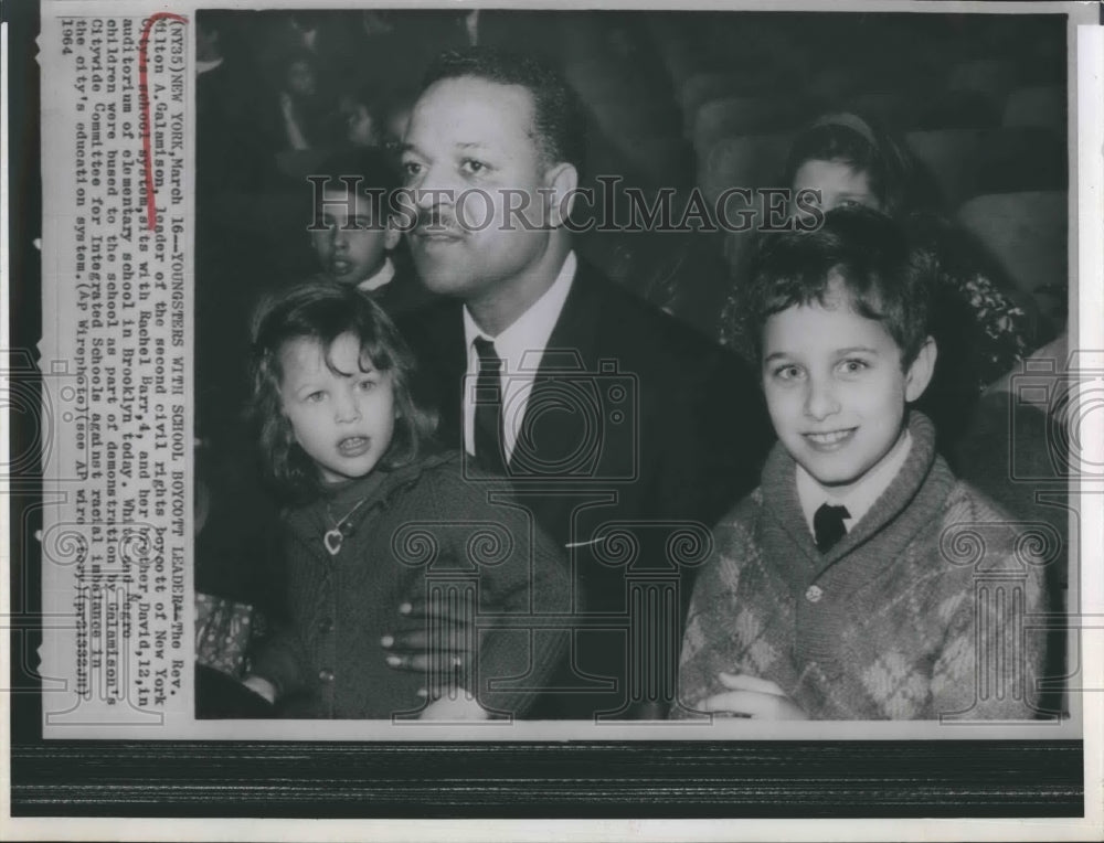 1974 Press Photo Youngster with Rev.Milton A.Galamison Boycott Leader. - Historic Images