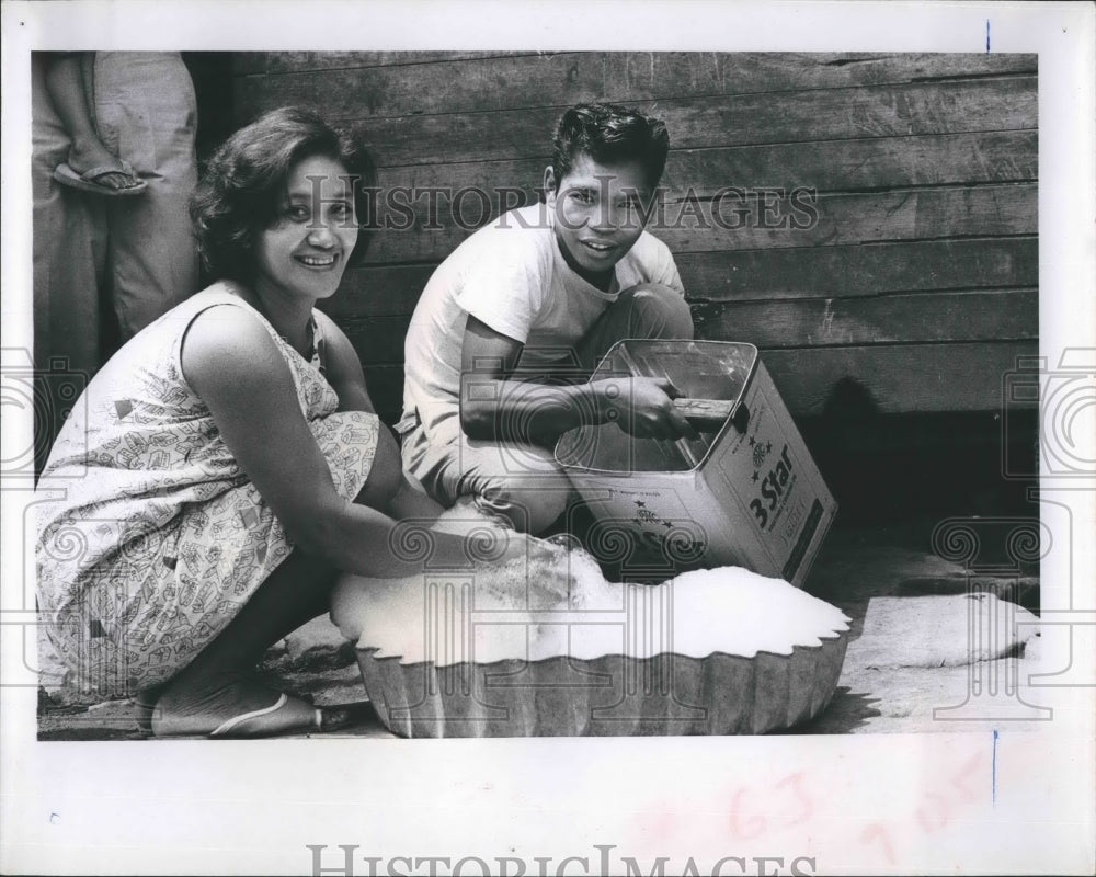 1967 Press Photo Foster Child With Mother - Historic Images