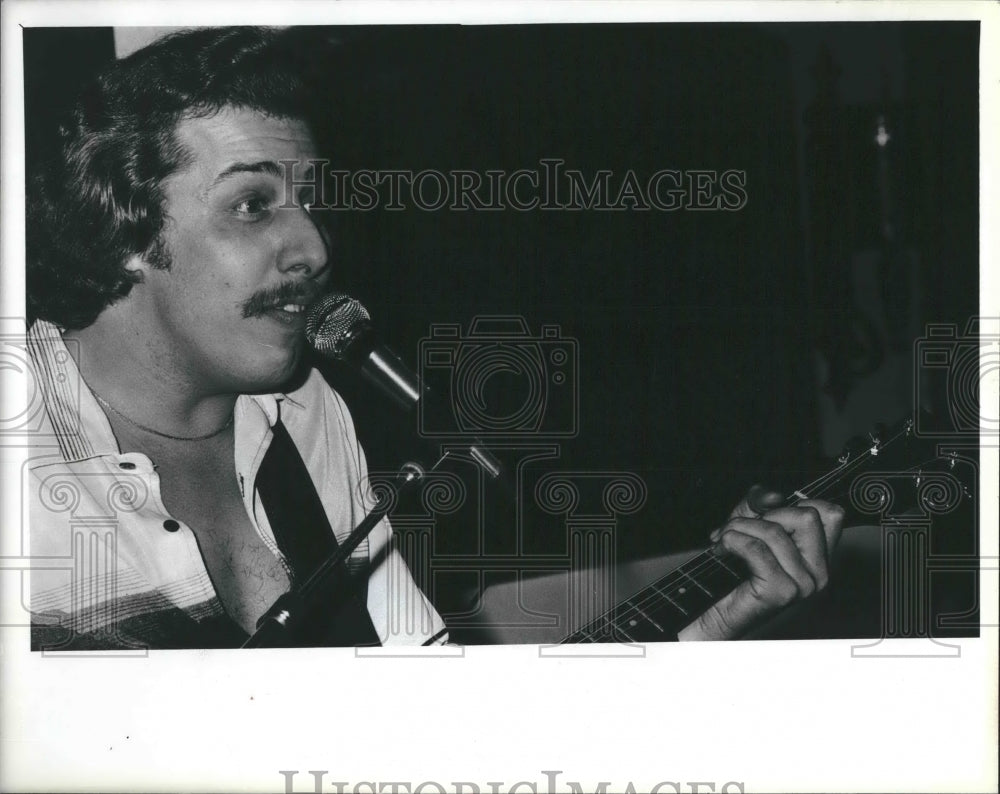 1980 Press Photo Al March entertains in The Royal Pub Lounge in Clearwater - Historic Images