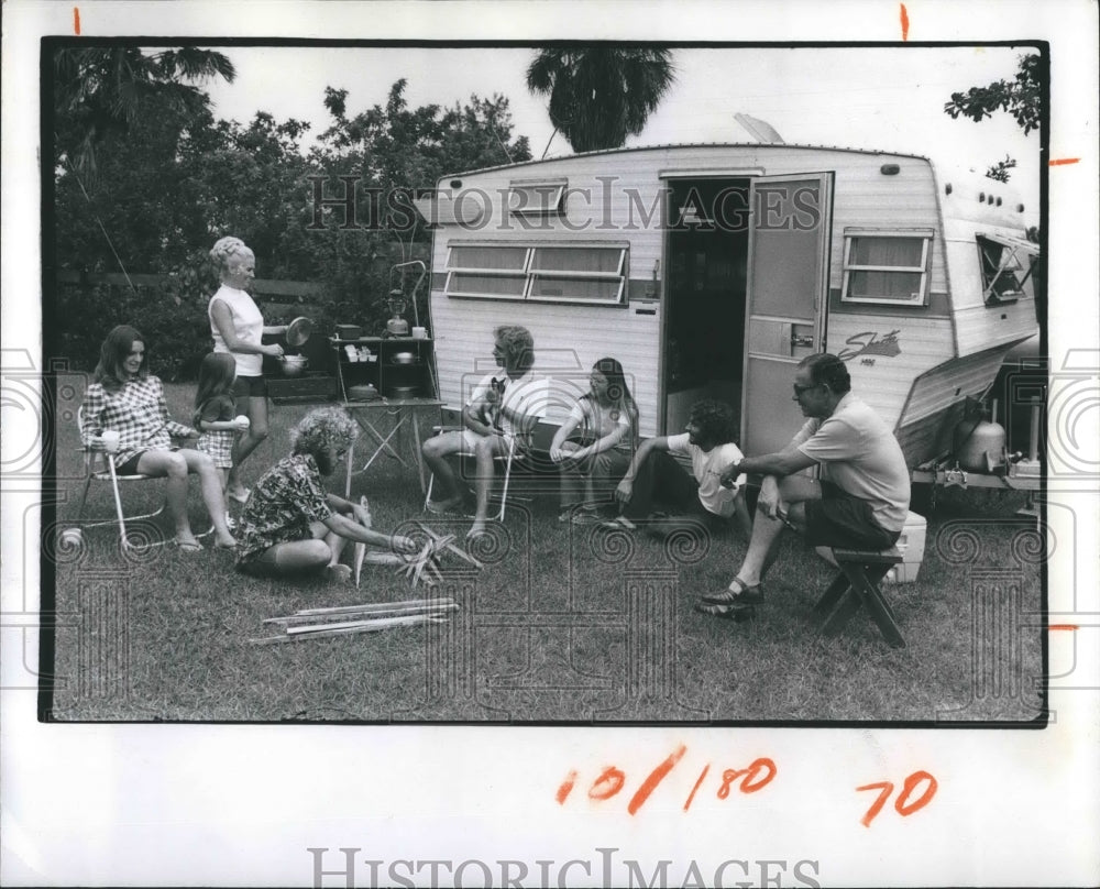 1974 Press Photo The Macris on a camping trip. - Historic Images