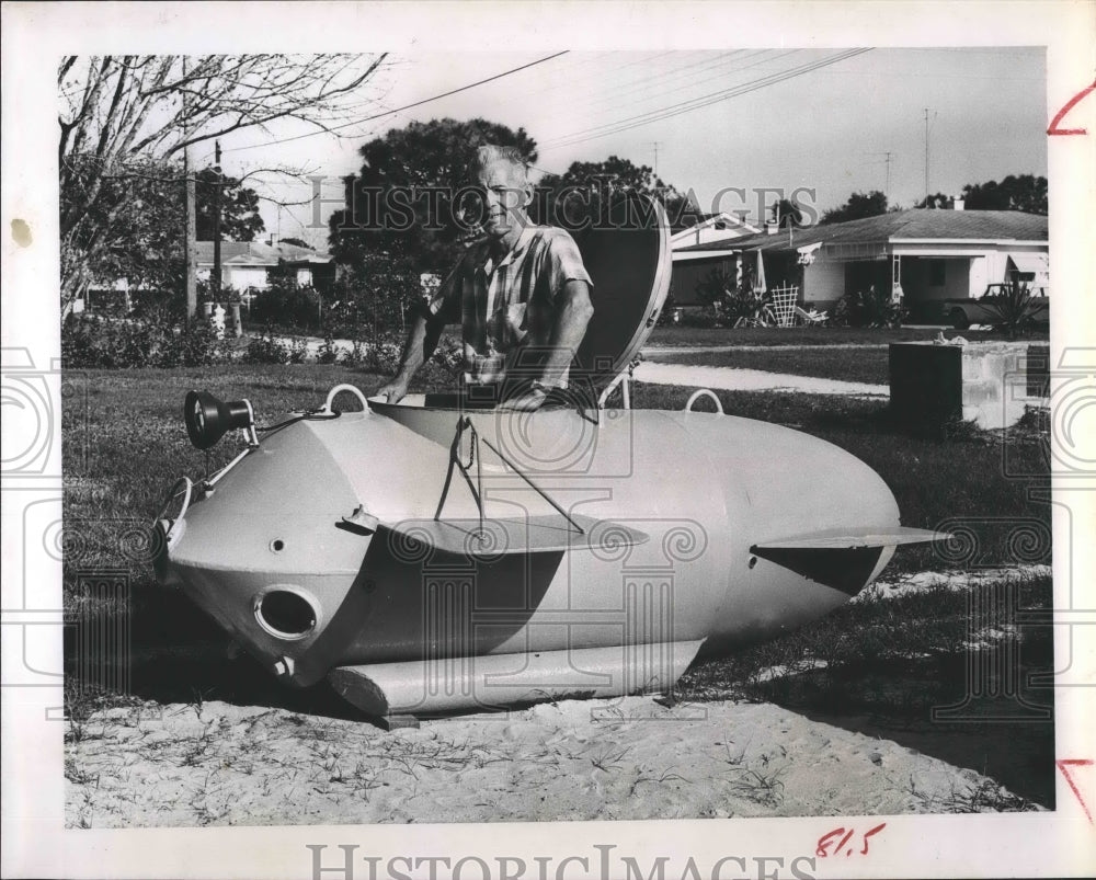 1965 Press Photo Ernest Marcoux Lowers Himself Into Homemade Sub - RSH18293 - Historic Images