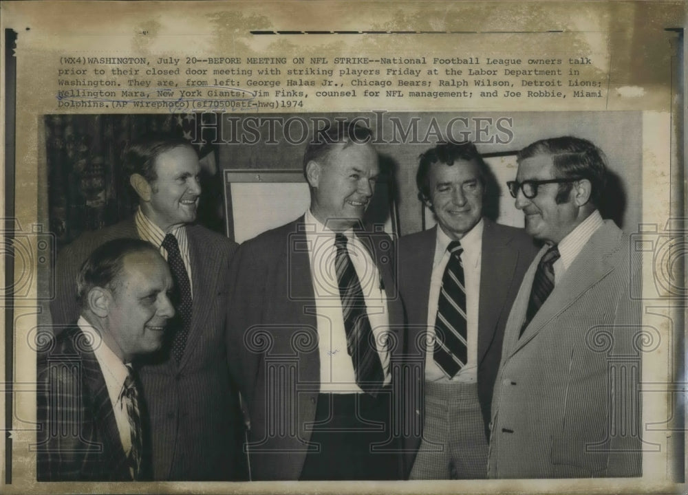 1974 Press Photo NFL owners talk prior to their closed door meeting with - Historic Images