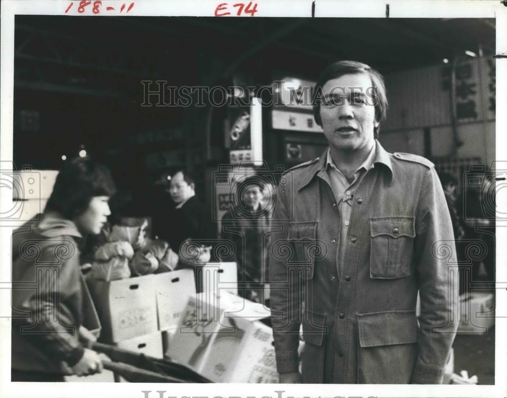 1980 Press Photo Lloyd Dobyns at Japanese Farmer&#39;s Market - RSH18325 - Historic Images