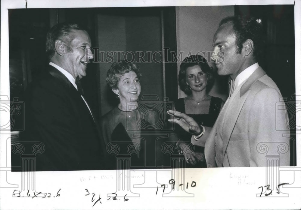 1977 Press Photo Kevin Dobson Mr & Mrs Pellecchia, Mrs. Hezatone At Party - Historic Images