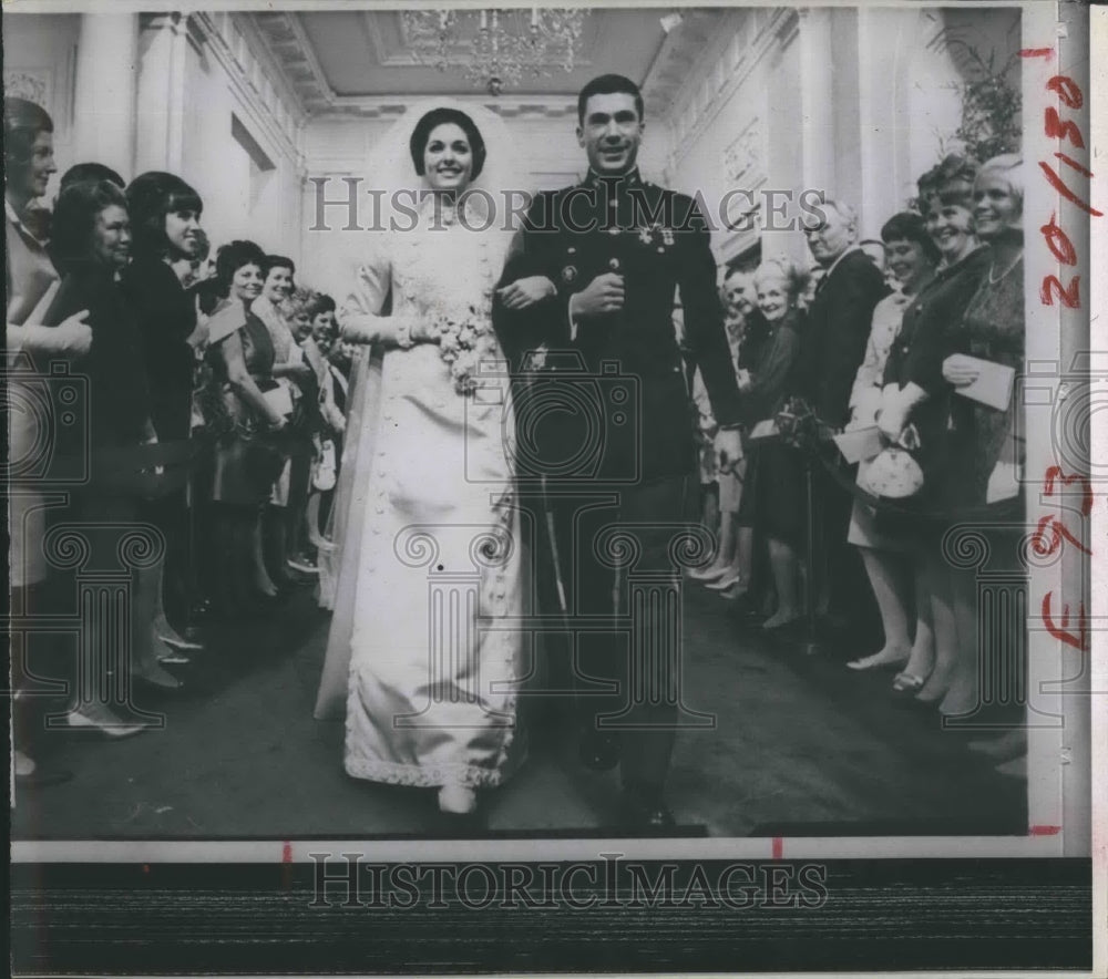 1967 Press Photo Mr. and Mrs Charles S. Robb leaving wedding ceremony - Historic Images