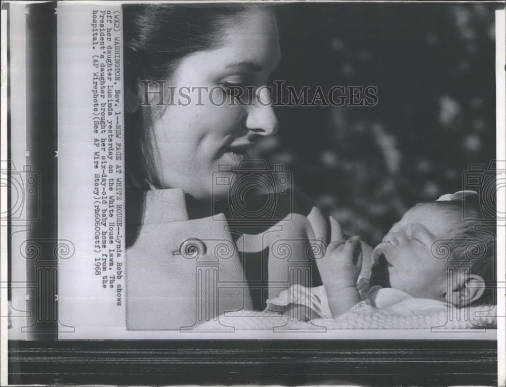 1968 Press Photo Lynda Robb and Daughter Lucinda - Historic Images