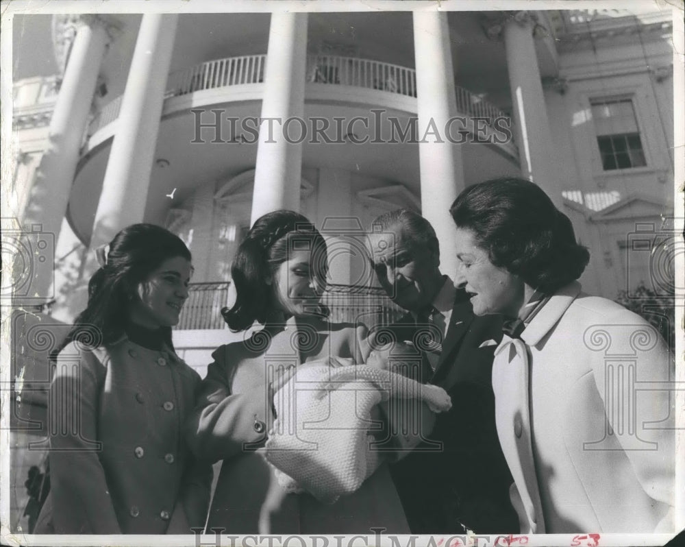 1968 Press Photo Lynda Johnson Robb and Newborn Visit Family at White House - Historic Images