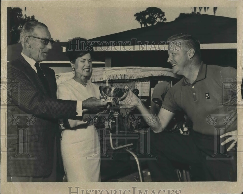 1963 Press Photo Curtis Merkel Dottie Wilkerson M.G. Pardue Brown Golfing - Historic Images
