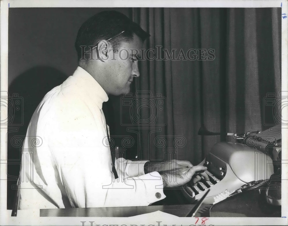 1965 Press Photo Joe Loughlin WCBS-TV Tampa News Director Types On Typewriter - Historic Images