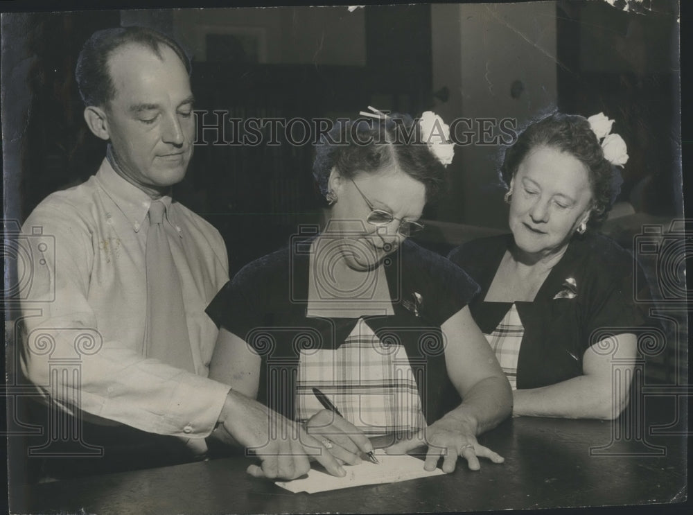 1949 Press Photo Morrison Pearce Margaret Fergurson And Mrs. Mary A. Daley - Historic Images