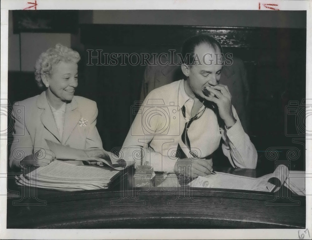 1952 Press Photo Clearwater Florida County Clerk Morrison Pearce And Lois Sutton - Historic Images