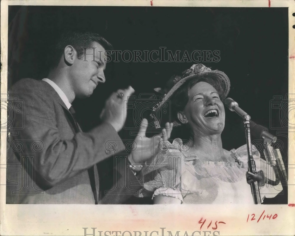 1967 Press Photo Steve Spurier & Minnie Pearl Share Spotlight in Tampa - Historic Images